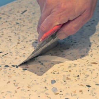 Terrazzo bordplade gør det-selv: Bordpladen efterspartles med en ren cementblanding Terrazzo bordplade gør det-selv: Bordpladen efterspartles med en ren cementblanding